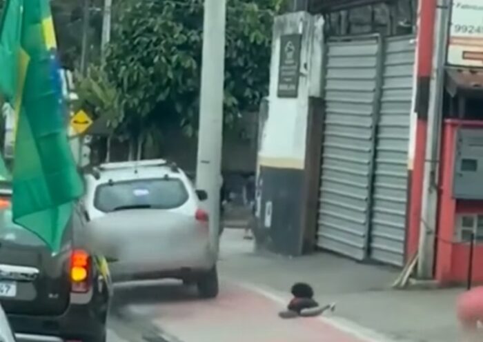 VÍDEO: Carro invade ciclovia e atropela duas crianças durante carreata política em Ilhabela; motorista foi levado à delegacia