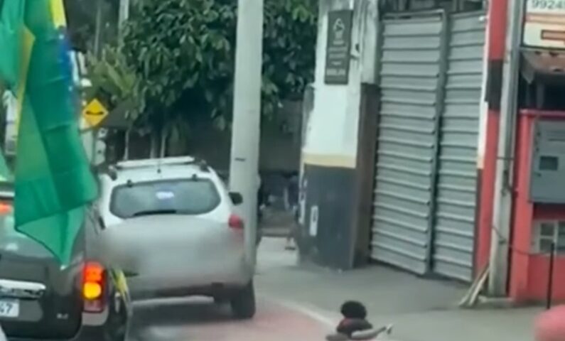 VÍDEO: Carro invade ciclovia e atropela duas crianças durante carreata política em Ilhabela; motorista foi levado à delegacia