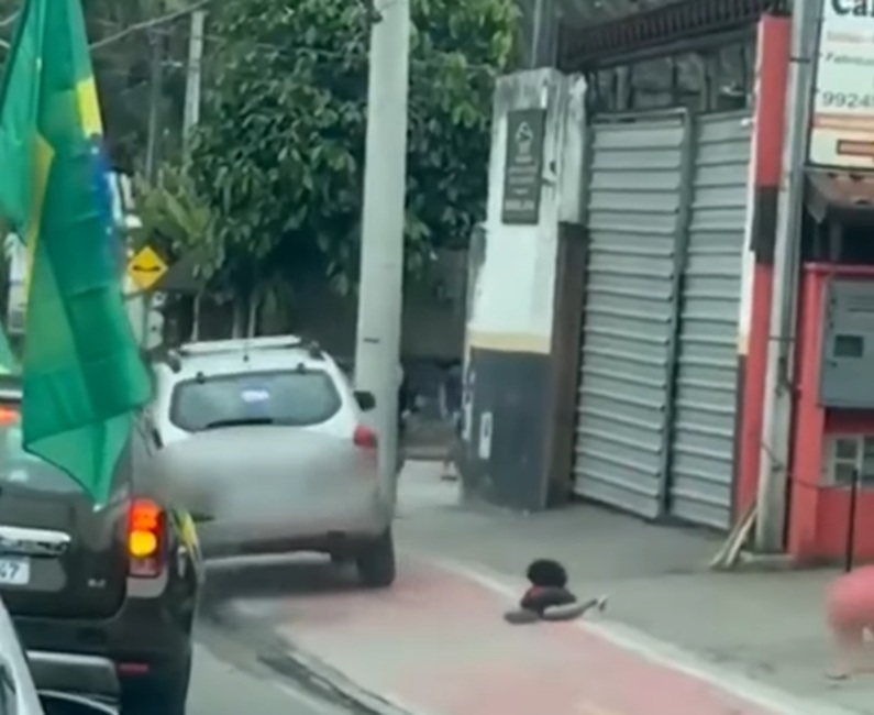 VÍDEO: Carro invade ciclovia e atropela duas crianças durante carreata política em Ilhabela; motorista foi levado à delegacia
