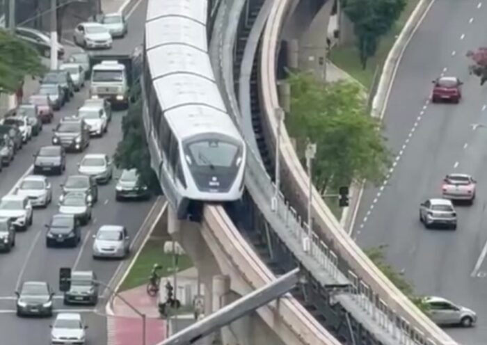 Trem do monotrilho bate em guindaste que invadiu trilhos da Linha 15-Prata em São Paulo