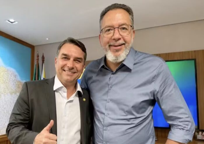 Aliado de Flávio Bolsonaro é preso em operação que investiga milícia e esquema de quase R$ 8 bilhões
