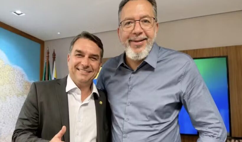 Aliado de Flávio Bolsonaro é preso em operação que investiga milícia e esquema de quase R$ 8 bilhões
