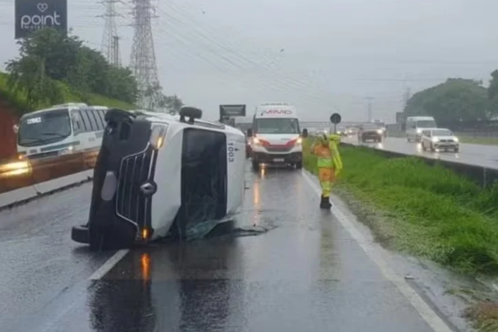 Van tomba na Via Dutra, em São José dos Campos, deixa uma pessoa ferida e interdita a pista expressa no sentido Rio de Janeiro. Via foi liberada às 7h30.