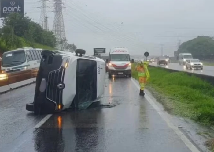 Van tomba na Via Dutra, em São José dos Campos, deixa uma pessoa ferida e interdita a pista expressa no sentido Rio de Janeiro. Via foi liberada às 7h30.
