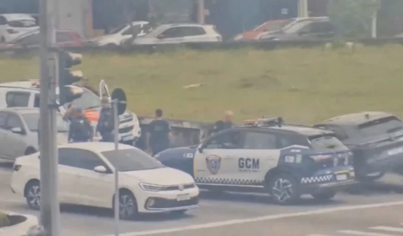 Homem é detido após fugir de veículo furtado e bater em poste em São José dos Campos. CSI monitorou o carro e ajudou a PM na localização