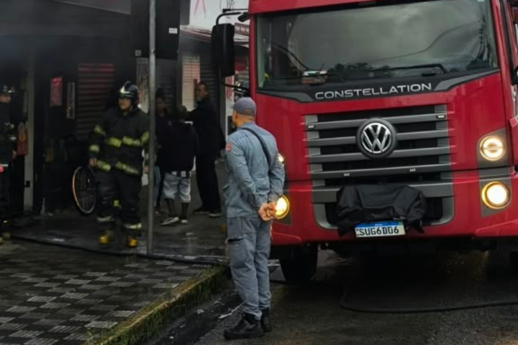 Incêndio atinge geladeira e prateleira de adega no bairro Jardim Primavera, em Caraguatatuba, na manhã desta segunda-feira (26/10).