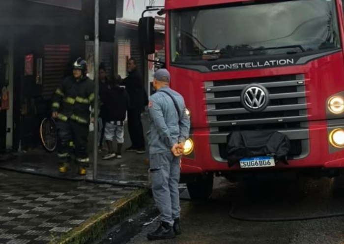 Incêndio atinge geladeira e prateleira de adega no bairro Jardim Primavera, em Caraguatatuba, na manhã desta segunda-feira (26/10).