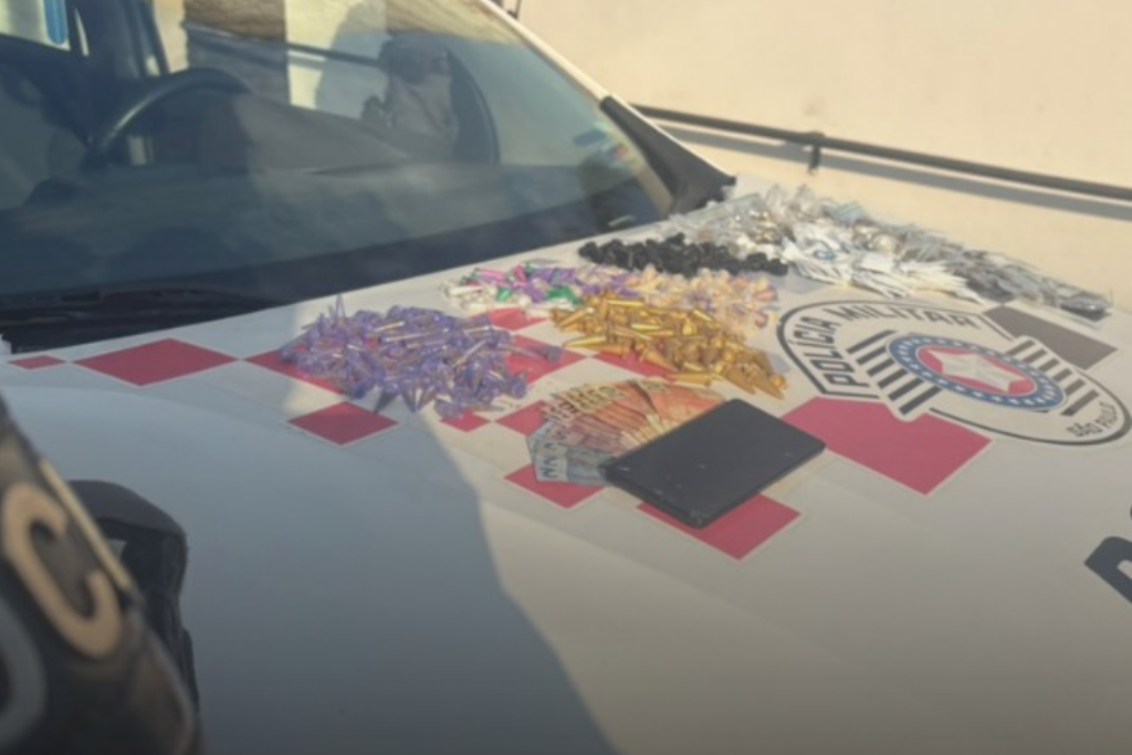 Polícia Militar encontra 491 porções de drogas, incluindo cocaína, maconha, crack e K2, com adolescente no bairro Parque do Sol, em Guaratinguetá.