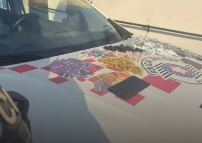Polícia Militar encontra 491 porções de drogas, incluindo cocaína, maconha, crack e K2, com adolescente no bairro Parque do Sol, em Guaratinguetá.
