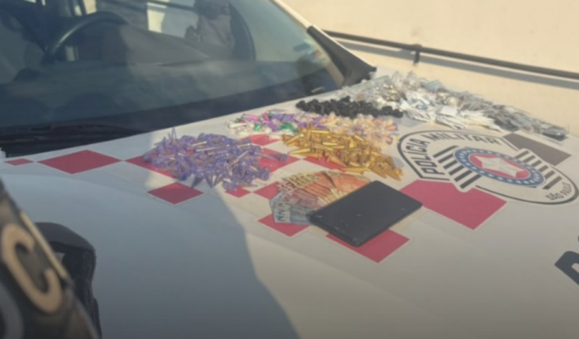 Polícia Militar encontra 491 porções de drogas, incluindo cocaína, maconha, crack e K2, com adolescente no bairro Parque do Sol, em Guaratinguetá.