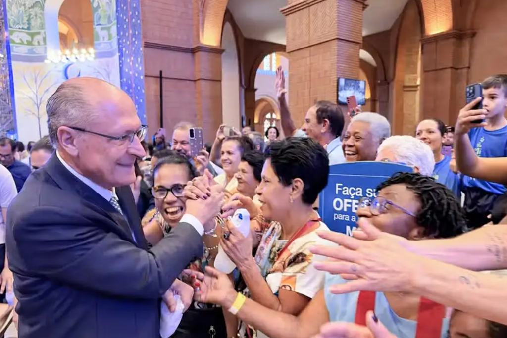 Alckmin anuncia projeto de calçada de 134 km entre Arujá e Aparecida, com ciclovia e duas faixas adicionais na Via Dutra.
