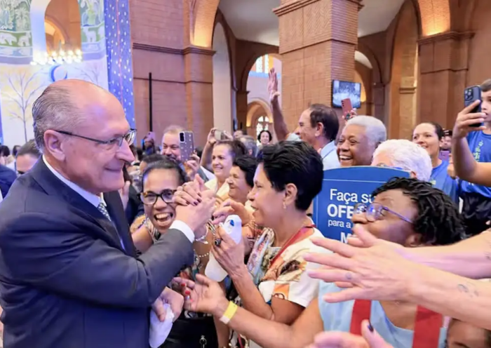 Alckmin anuncia projeto de calçada de 134 km entre Arujá e Aparecida, com ciclovia e duas faixas adicionais na Via Dutra.