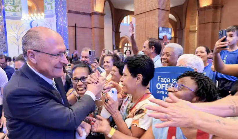Alckmin anuncia projeto de calçada de 134 km entre Arujá e Aparecida, com ciclovia e duas faixas adicionais na Via Dutra.