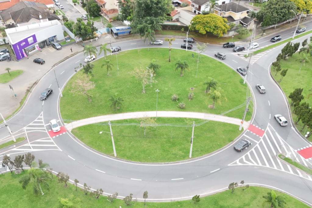 São José dos Campos muda o trânsito no Urbanova com novas sinalizações, ajustes de faixas e alterações na rotatória da Praça Fukuokka.