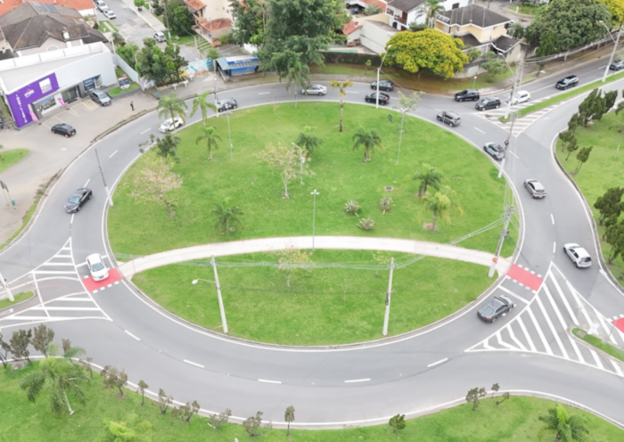 São José dos Campos muda o trânsito no Urbanova com novas sinalizações, ajustes de faixas e alterações na rotatória da Praça Fukuokka.