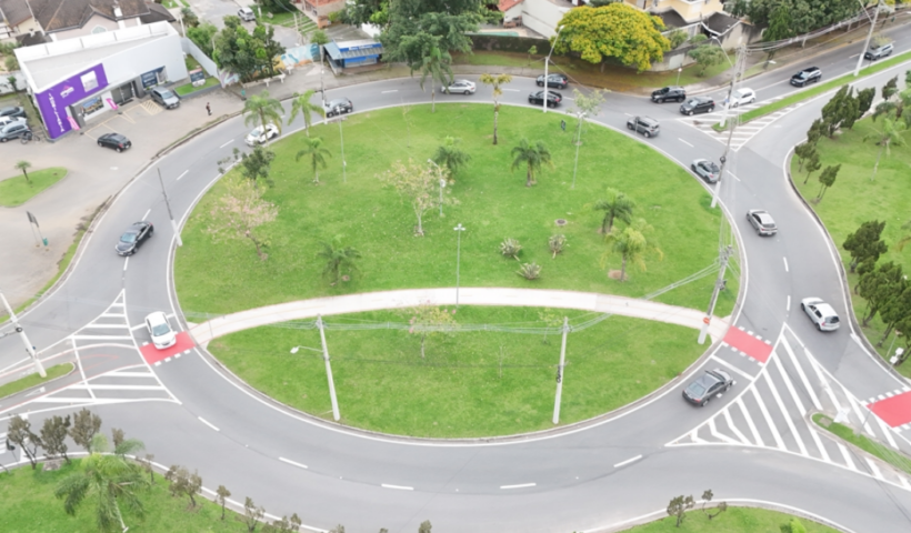 São José dos Campos muda o trânsito no Urbanova com novas sinalizações, ajustes de faixas e alterações na rotatória da Praça Fukuokka.