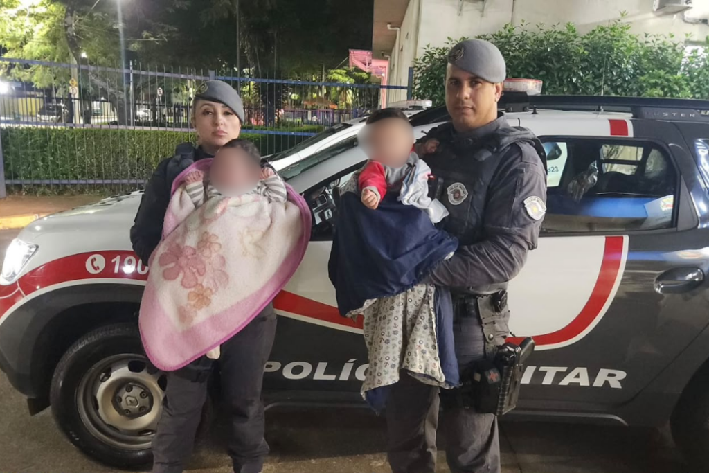 Gêmeos de 7 meses ficaram sozinhos em casa no Jardim Jussara, em São José dos Campos. A Polícia Militar resgatou as crianças e prendeu os pais.