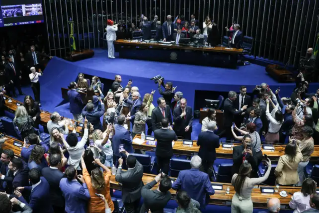 Senado aprova o fim da escala 6x1 e a redução da jornada para 40 horas semanais. Entenda as novas regras, as exceções e quando a mudança entra em vigor.