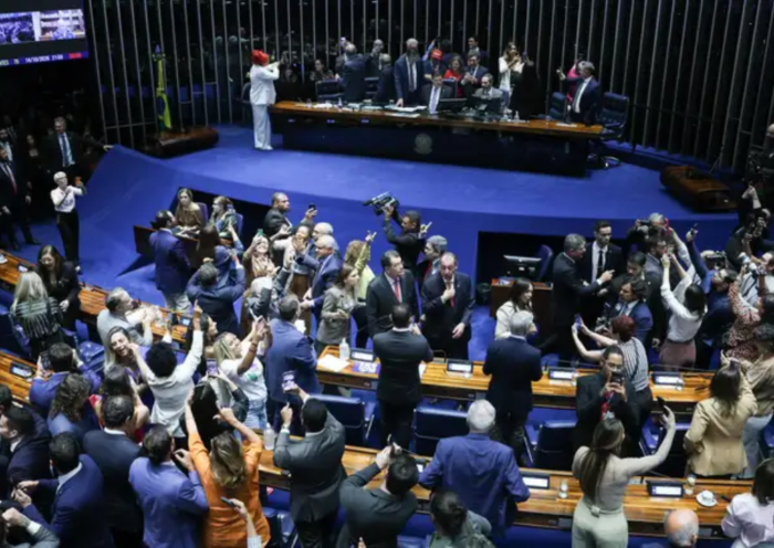 Senado aprova o fim da escala 6x1 e a redução da jornada para 40 horas semanais. Entenda as novas regras, as exceções e quando a mudança entra em vigor.