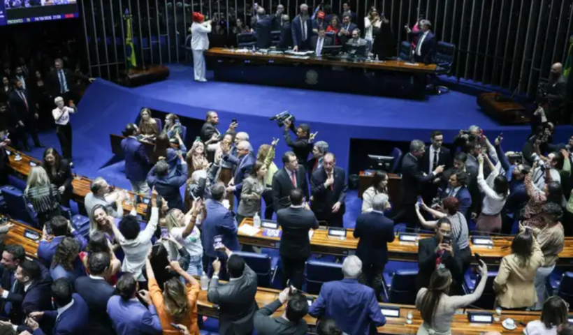 Senado aprova o fim da escala 6x1 e a redução da jornada para 40 horas semanais. Entenda as novas regras, as exceções e quando a mudança entra em vigor.