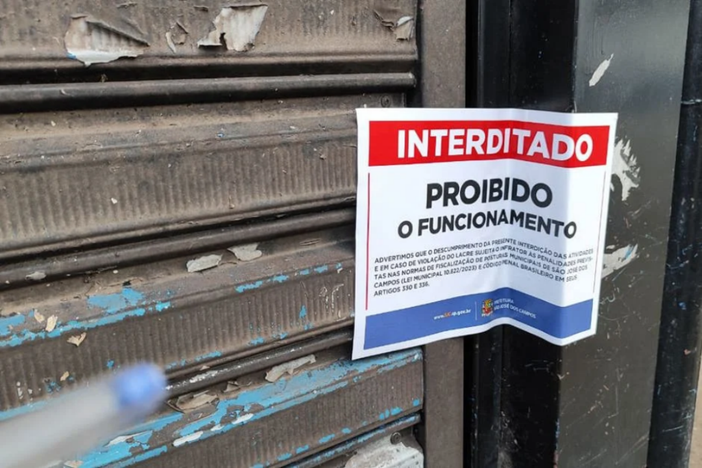Operação Padroeira interdita duas adegas, notifica outras cinco e registra prisões por homicídio, tráfico de drogas, roubo e furto em São José dos Campos.