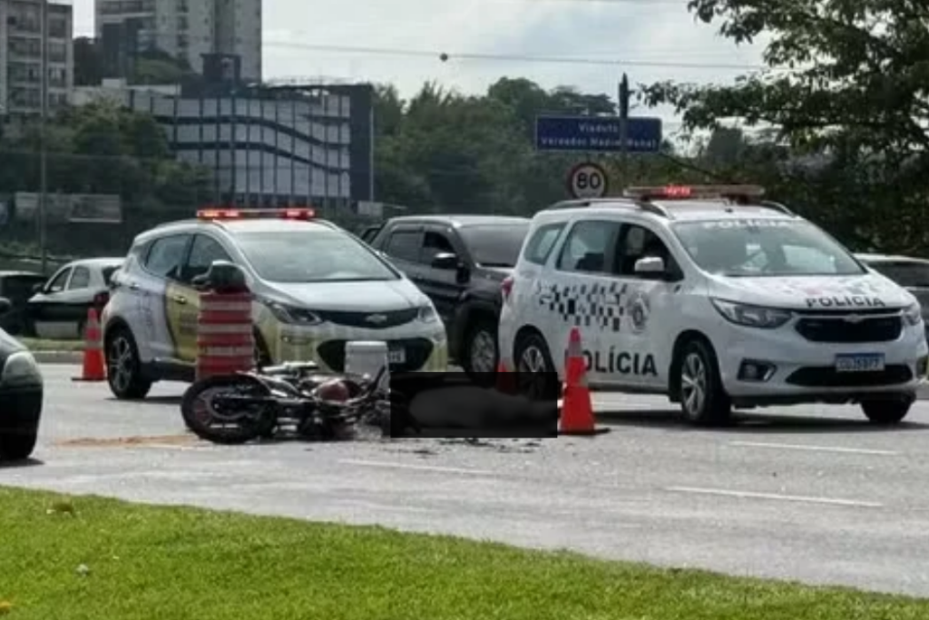 Motociclista morre após bater na traseira de trator da Urbam no Anel Viário, em São José dos Campos, na manhã desta quinta-feira (15).