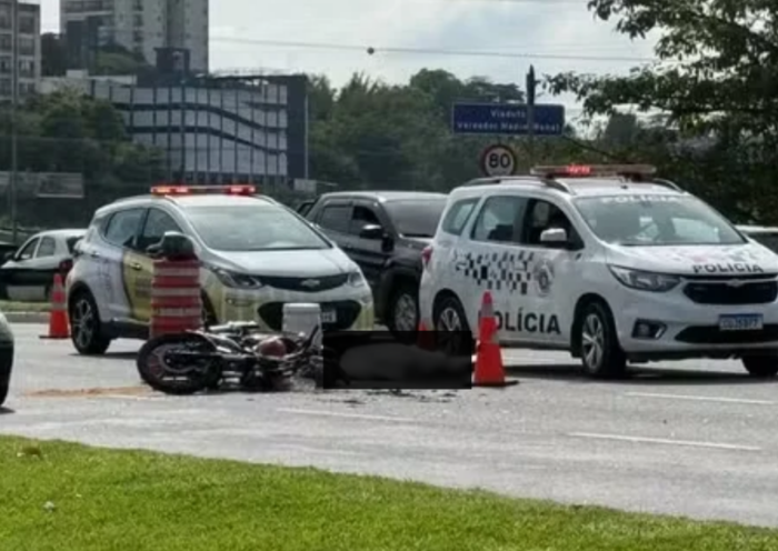 Motociclista morre após bater na traseira de trator da Urbam no Anel Viário, em São José dos Campos, na manhã desta quinta-feira (15).