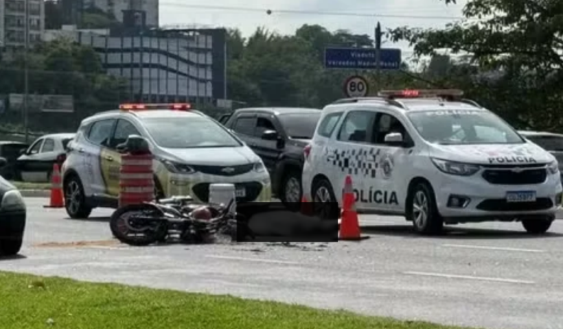 Motociclista morre após bater na traseira de trator da Urbam no Anel Viário, em São José dos Campos, na manhã desta quinta-feira (15).