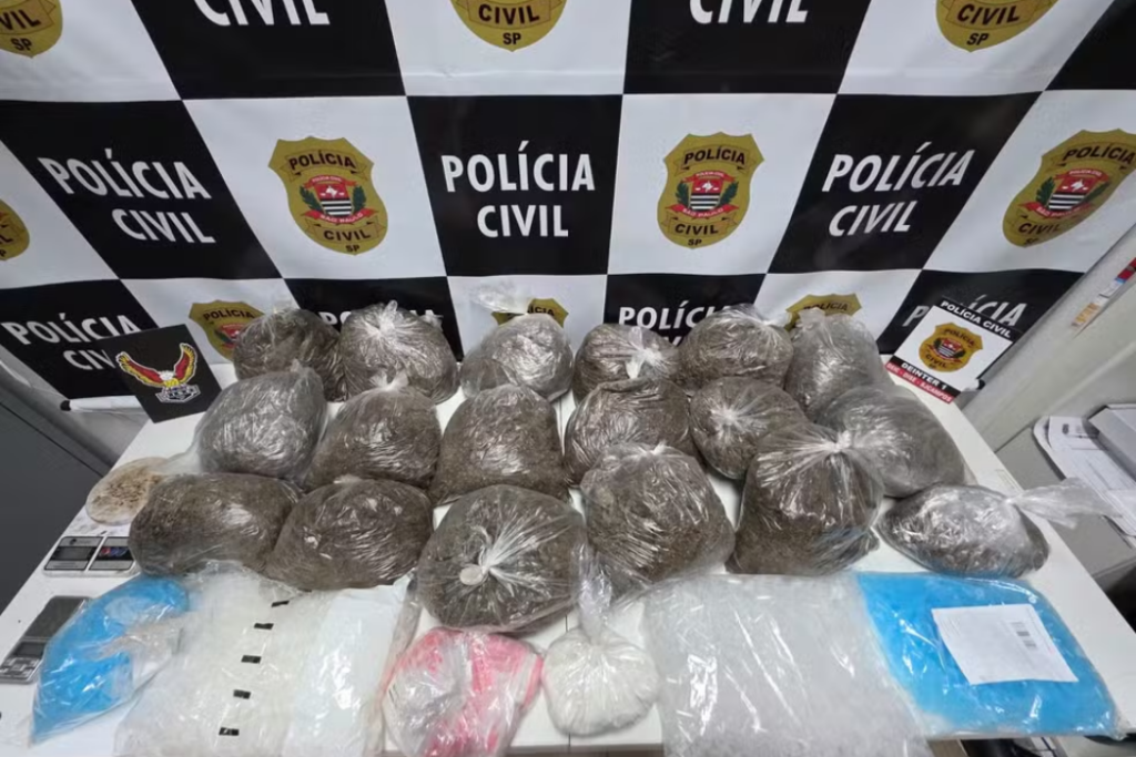Polícia Civil apreende 17,8 kg de maconha e cocaína e prende uma pessoa por tráfico de drogas no bairro Chácaras Reunidas, em São José dos Campos.