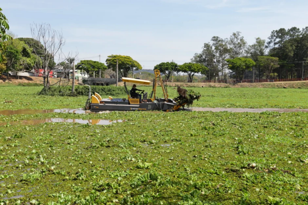 Prefeitura de São José dos Campos inicia limpeza de lagos no município para melhorar a drenagem e reduzir alagamentos.