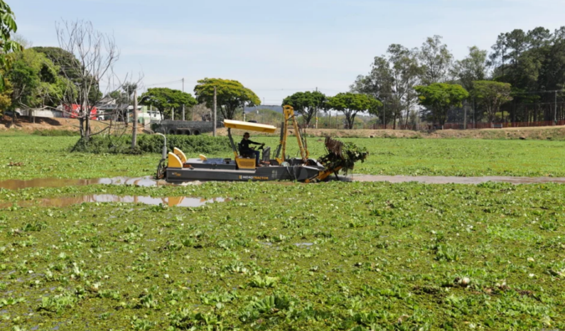 Prefeitura de São José dos Campos inicia limpeza de lagos no município para melhorar a drenagem e reduzir alagamentos.