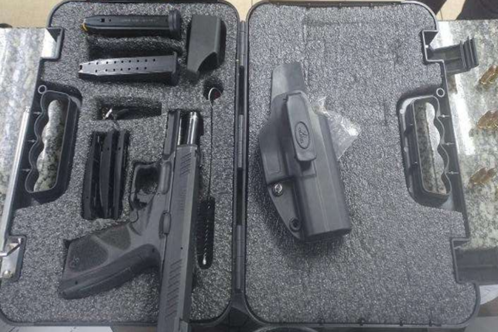 Homem é preso em Taubaté com pistola 9 mm furtada e 33 munições. Polícia Civil solicita prisão preventiva.