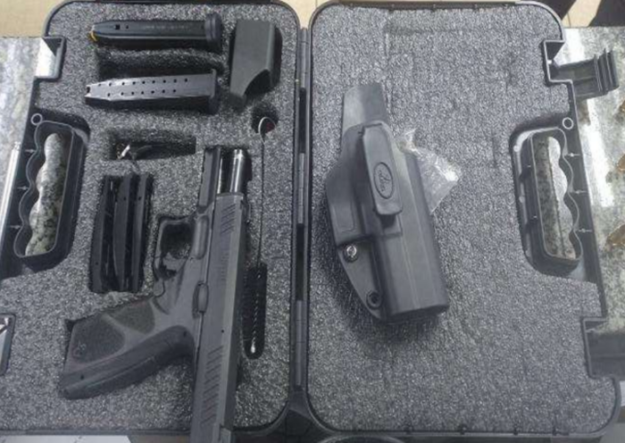 Homem é preso em Taubaté com pistola 9 mm furtada e 33 munições. Polícia Civil solicita prisão preventiva.
