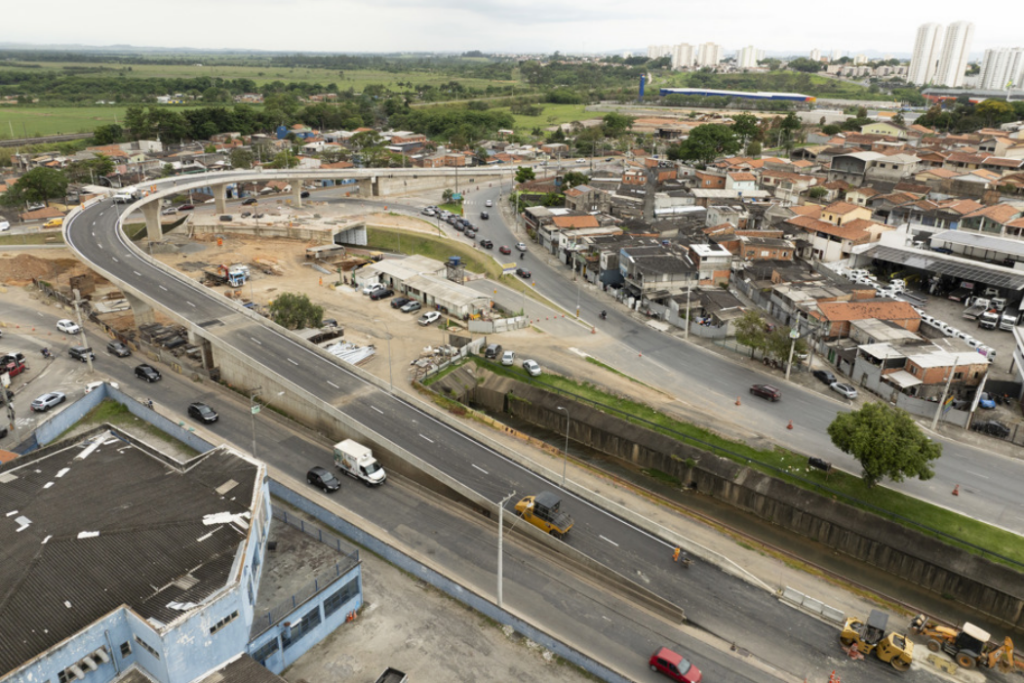 São José dos Campos libera túnel e viaduto na Avenida Sebastião Gualberto nesta sexta-feira (30). Confira os horários das obras e os desvios no trânsito.