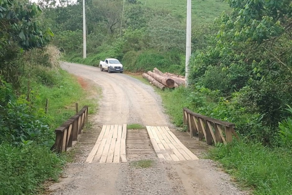 Ponte de madeira na Estrada Juca de Carvalho, na região norte de São José dos Campos, ficará interditada de 3 a 6 de novembro para reforma. Veja o desvio.