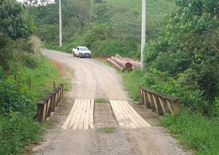 Ponte de madeira na Estrada Juca de Carvalho, na região norte de São José dos Campos, ficará interditada de 3 a 6 de novembro para reforma. Veja o desvio.