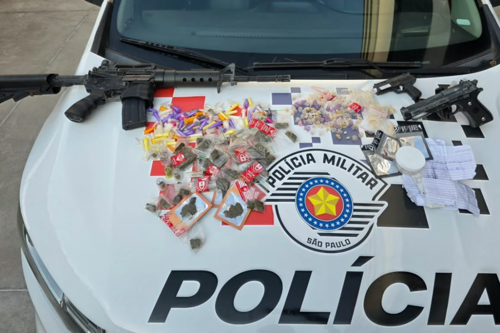 PM apreendeu cocaína, crack, maconha e réplicas de armas durante ocorrência no Jaguary, em São José dos Campos.