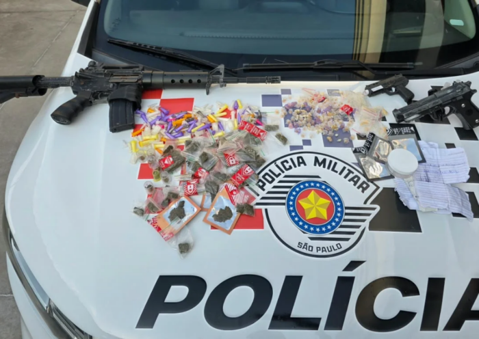 PM apreendeu cocaína, crack, maconha e réplicas de armas durante ocorrência no Jaguary, em São José dos Campos.