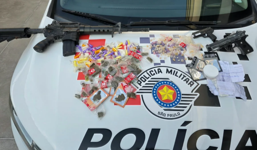 PM apreendeu cocaína, crack, maconha e réplicas de armas durante ocorrência no Jaguary, em São José dos Campos.