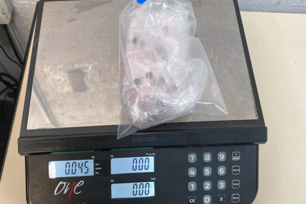 Polícia Militar apreende 89 porções de haxixe e dois celulares em uma casa no Jardim Valparaíba, em São José dos Campos.