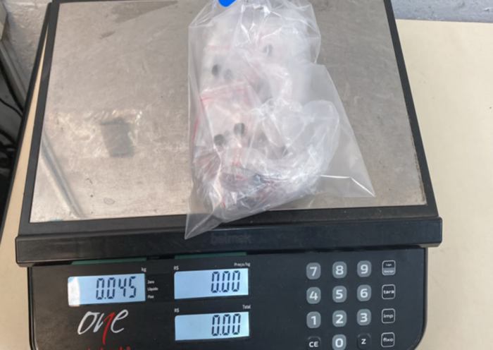 Polícia Militar apreende 89 porções de haxixe e dois celulares em uma casa no Jardim Valparaíba, em São José dos Campos.