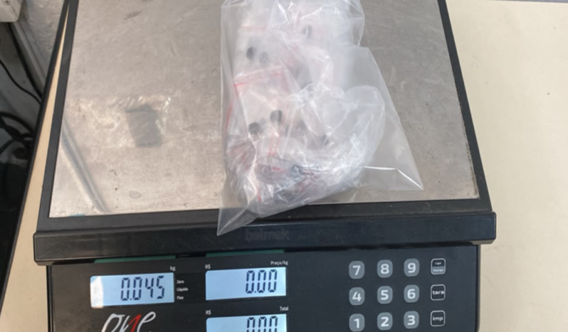 Polícia Militar apreende 89 porções de haxixe e dois celulares em uma casa no Jardim Valparaíba, em São José dos Campos.