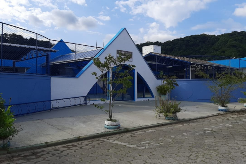Criança de 5 anos teria sido agredida por colaborador de escola em Caraguatatuba. Polícia Civil investiga o caso.