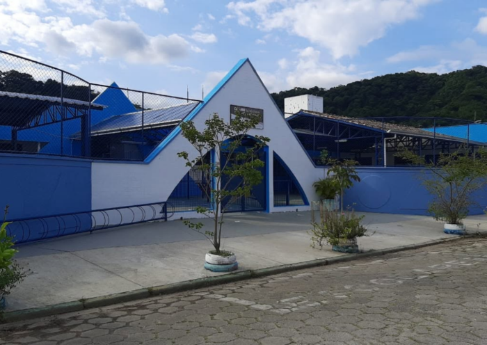 Criança de 5 anos teria sido agredida por colaborador de escola em Caraguatatuba. Polícia Civil investiga o caso.
