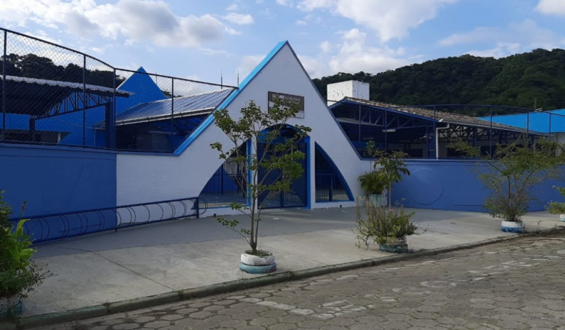 Criança de 5 anos teria sido agredida por colaborador de escola em Caraguatatuba. Polícia Civil investiga o caso.