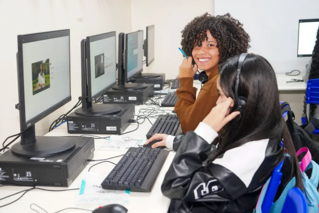 Qualifica SP abre inscrições para 5.104 vagas em cursos profissionalizantes gratuitos, com opções online e presenciais em diferentes áreas.