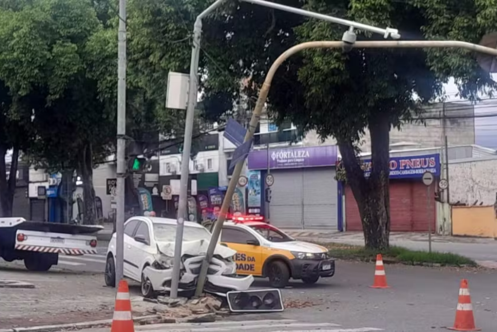 Carro bate em poste de câmera do CSI e danifica semáforo na Avenida Andrômeda, em São José dos Campos. Não houve vítimas.