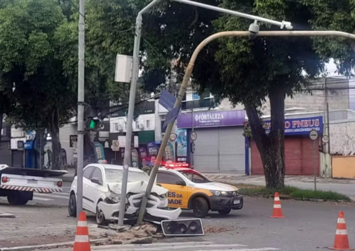 Carro bate em poste de câmera do CSI e danifica semáforo na Avenida Andrômeda, em São José dos Campos. Não houve vítimas.