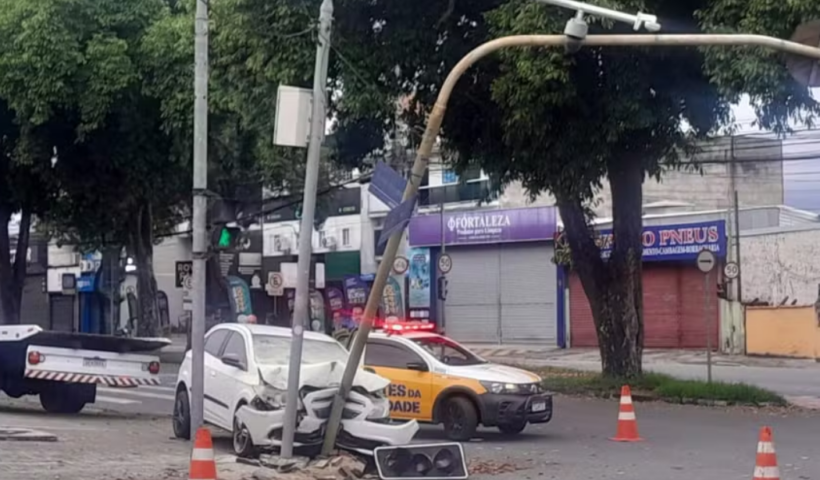 Carro bate em poste de câmera do CSI e danifica semáforo na Avenida Andrômeda, em São José dos Campos. Não houve vítimas.