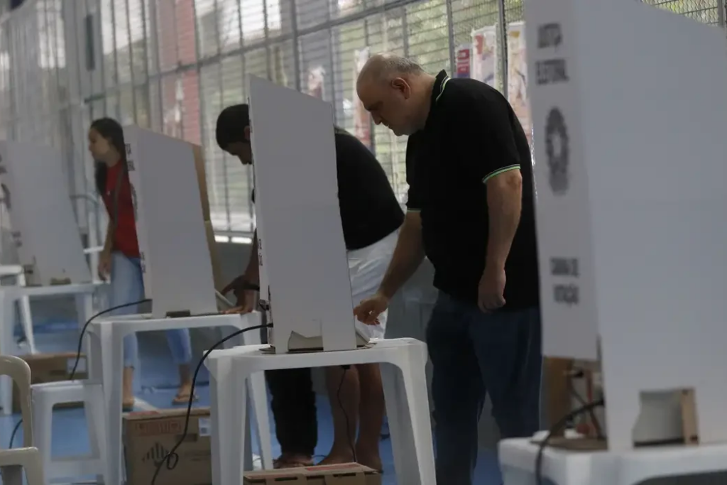 Eleições 2026: saiba o que pode e o que não pode fazer neste domingo (4), incluindo uso de celular, colinha, manifestações e documentos
